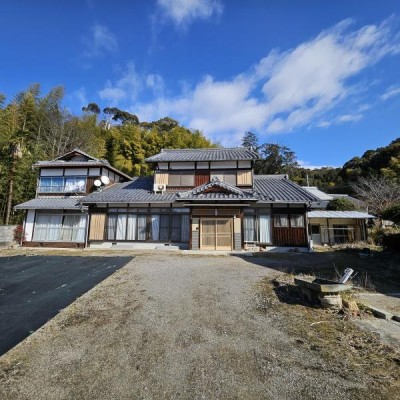 敷地へ入ると広がる広大な土地に佇む古き良き時代の家屋。当時の味のある状態でお住まいになるも良し。お好きなようにリノベーションをするも良し。ご自由にご活用下さい。