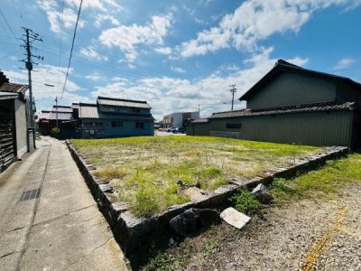京都市伏見区・南区・東山区・下京区・右京区を中心とする不動産売買のセンチュリー21ハウスマーケット｜スタッフのオススメ物件や、オープンハウス・現地説明会など最新情報をお届け ※建築時はセットバック必要です
※建築条件なし
※確定測量未実施
※令和７年度固定資産税66,500円
※売主司法書士指定
※石垣撤去予定（ご相談可能）
