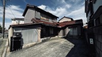 駐車場3台以上駐車可能(車種に限りあり)部屋数多いです。お好きなリフォームをどうぞ